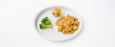 Fläskköttsgryta med rotfrukter och curry, rostad potatis, broccoli. Hallonsmoothie