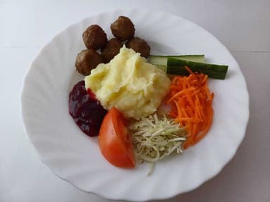 Köttbullar med potatismos och måltidstillbehör