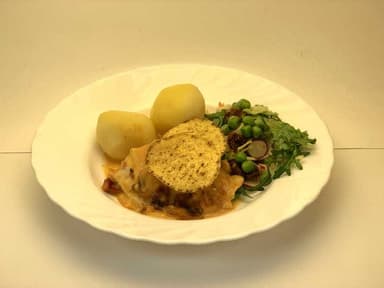 Tacofiskgratäng med kokt potatis, grönsaker och måltidstillbehör