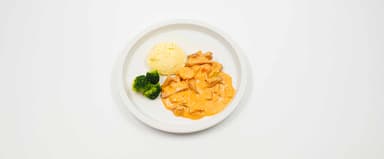 Mustig korvgryta med grönsaker, potatismos, broccoli. Nyponsoppa, vispgrädde