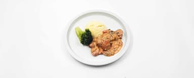 Korvgryta med tomat och grillad grönsaker, potatismos, broccoli, Jordgubbssmoothie