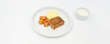 Ugnsfärs med paprika och örter, vitlökssås, potatismos, morötter med persilja. Äppelpaj, vaniljsås