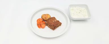 Grekisk ugnsfärs med fetaost och örter, vitlökssås, ugnsstekt potatis, morötter med persilja, fruktsallad