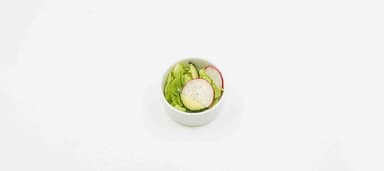 Isbergssallad med rädisor och gurka med dressing
