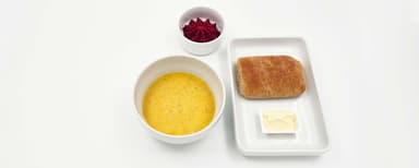 Rostad rotfruktssoppa, bröd, margarin, rödbetshummus, Mangosmoothie