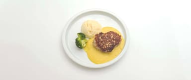 Kycklingfärsbiff, sås med curry- och mango chutney, potatismos, broccoli. Aprikossmoothie