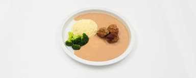 Nötköttbullar, gräddsås, potatismos, broccoli. Jordgubssmoothie