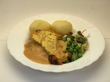 Vegetarisk Tacogratäng (fisk) med kokt potatis, grönsaker och måltidstillbehör