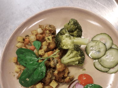 Kycklingpytt med mangochutneydressing och måltidstillbehör