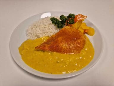 5. Kycklingbröst med curry- och äpplesås, basmatiris och ångade morötter