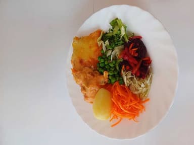 Tacofiskgratäng med kokt potatis, grönsaker och måltidstillbehör