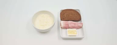 Risgrynsgröt, vörtbröd med skinka. Jordgubbssmoothie