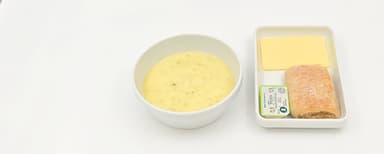 Potatis- och broccolisoppa, bröd, margarin och ost. Aprikossmoothie
