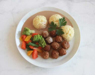 Färsbullar med gräddsås, potatismos och ångade grönsaker