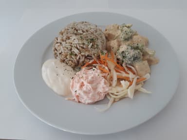 Indisk gryta med quorn och kikärtor serveras med grynblandning och måltidstillbehör