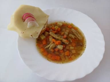 Rotfruktssoppa med bröd och måltidstillbehör