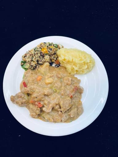 Lambagúllas í rjómasósu með kartöflumauki og kínóasalati