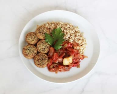 Gråärtsfalafel med ratatouille och havreris