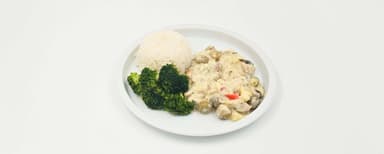 Citronkyckling med oliver, paprika, zucchini, jasminris, broccoli. Bärkräm med vispgrädde