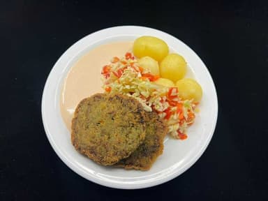 Spínatbuff með kartöflum, salati og piparrótarsósu. Grjónagrautur.