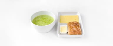 Grön ärtsoppa, pepparrotsklick, bröd, margarin, ost. Aprikossmoothie
