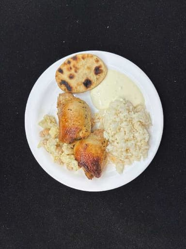 Kókos og engifer kjúklingur með hrísgrjónum, naan brauði og blómkálssalati