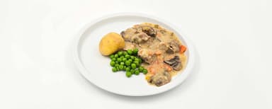 Fläskköttsgryta med champinjon och dragon, potatis, ärter. Bärkräm, vispad grädde