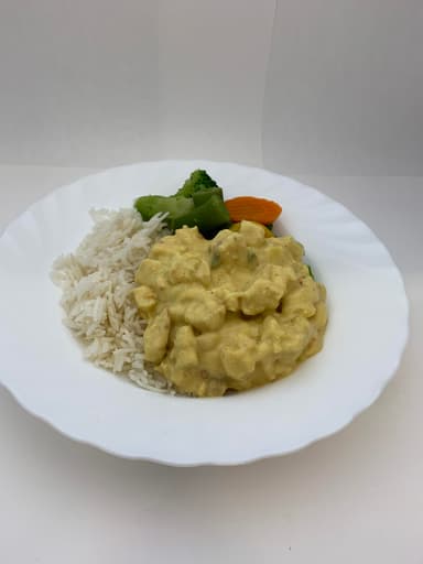 Kycklinggryta med smak av kokos och lime serveras med couscous och måltidstillbehör