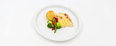 Kyckling med senap- och dragontäcke, potatis, vaxbönblandning. Nyponsoppa, vispgrädde