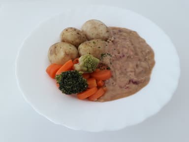 Lingongryta med kokt potatis och måltidstillbehör