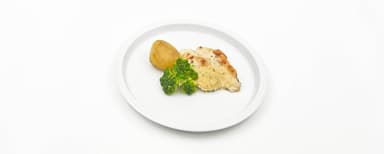Kycklinginnerfilé med senap- och dragontäcke, rostad potatis, broccoli. Mjuk äppelkaka