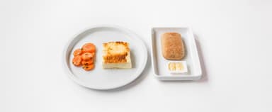 Ostomelett, morötter med persilja, brytbröd, margarin, Hallonsmoothie