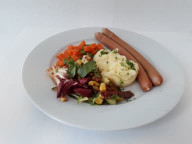 Kokt kycklingkorv med potatismos och måltidstillbehör