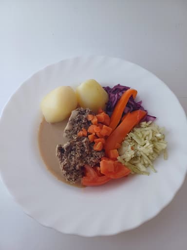 Köttfärslimpa med potatis, gräddsås och måltidstillbehör