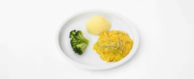 Fiskgryta med morot och purjolök, potatismos, broccoli. Morotskaka