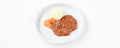 Köttfärssås, potatismos, morötter med persilja. Morotskaka
