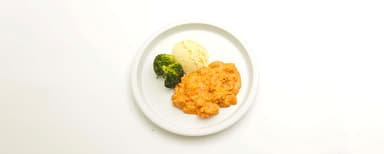 Kycklingfärs i röd curry, potatismos, broccoli. Bärkräm