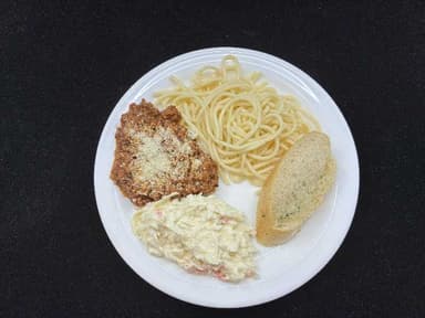 Ítalskur hakkrétttur með pasta, brauði, parmessan og hrásalati