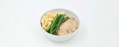 Pastasås på oumph, svamp och paprika, pasta, glacerade haricots verts. Morotskaka