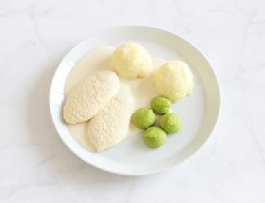 Torsktimbal med vitvinsås, potatismos och ärttimbal