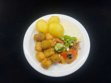 Grænmetisbollur með gúrku-dillsósu, kartöflum og salati. Sveppasúpa.