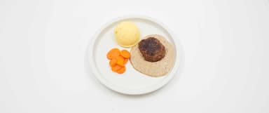 Pannbiff, svampsås, potatismos, morötter, Fruktsallad