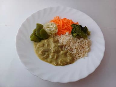 Fläskköttsgryta med grönsaker och grynblandning samt måltidstillbehör