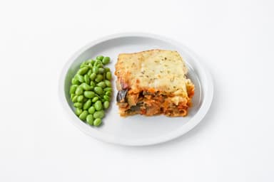 Lasagne med aubergine, squash och morot, sojabönor. Fruktsallad