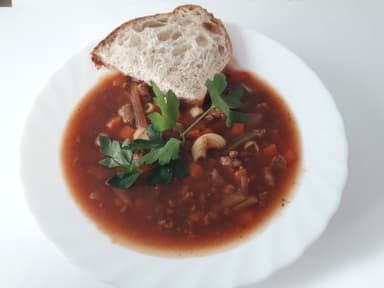 Minestronesoppa med bröd och måltidstillbehör