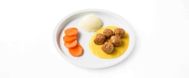 Kycklingköttbullar, sås med curry- och mango chutney, potatismos, morötter, Hallon- och blåbärsmousse