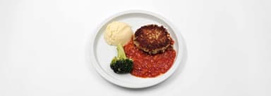 Zucchini- och fetaostbiff, tomatröra med äpple, potatismos, broccoli. Jordgubbsmousse