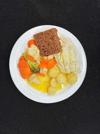 Soðin ný ýsa með kartöflum, rúgbrauði, smjöri og grænmetissalati