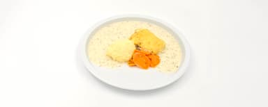 Fiskpudding, dillsås, potatismos, morötter med persilja. Bärkräm