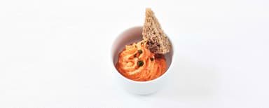 Ajvarröra med fetaost och rågbröd